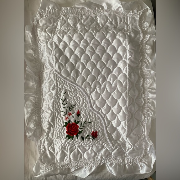 New Red Roses White Satin Embroidered Quilted Bedspread Full Double - Picture 13 of 16